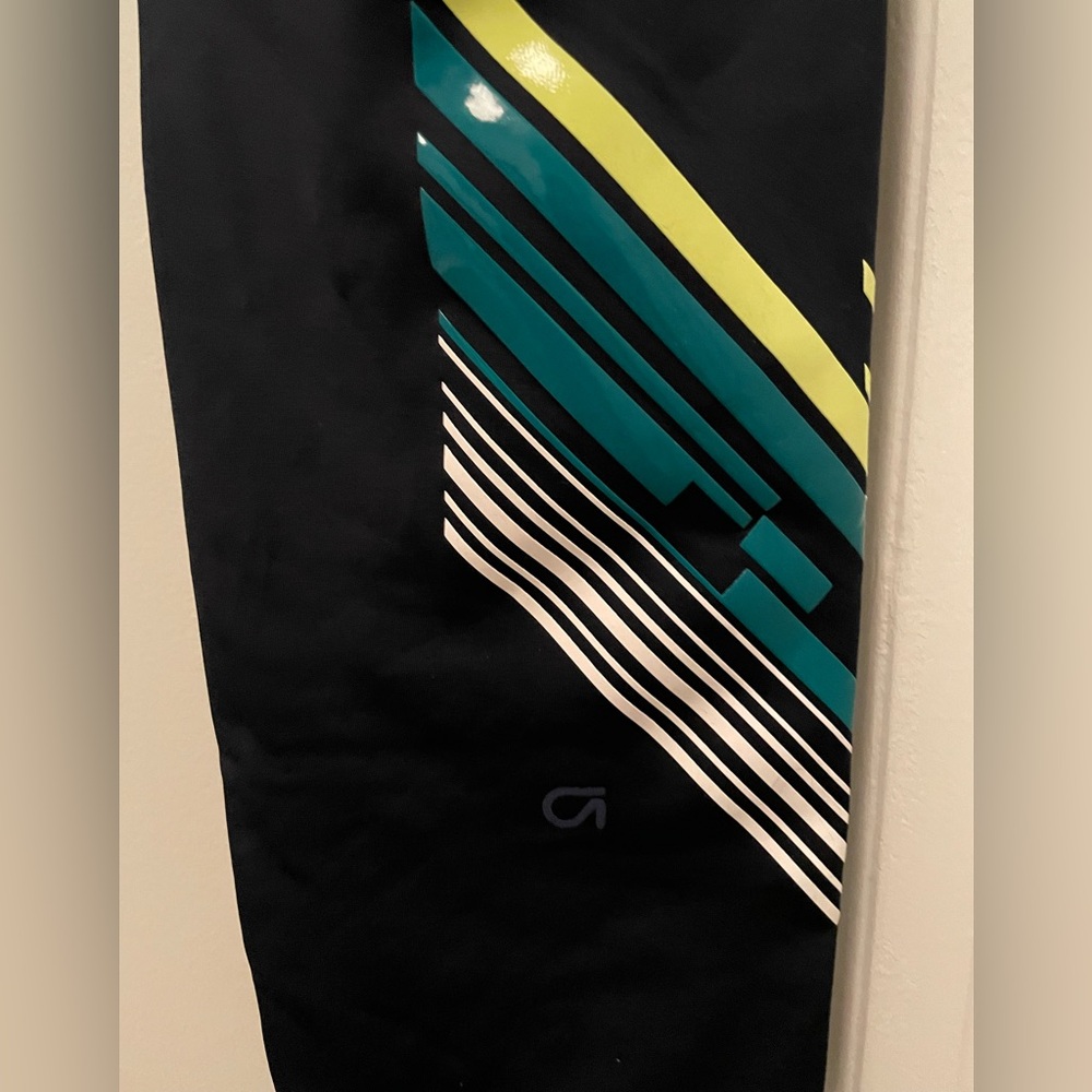 NWOT GAP Fit Men’s Athletic Leggings with White and Green Stripes - Picture 3 of 4